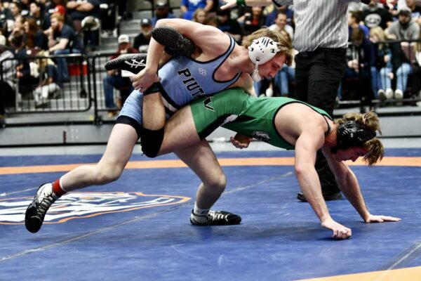 McKray Gayler versus Isaac Leech at state wrestling.