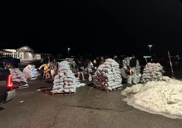 Panguitch volunteers fill sandbags.