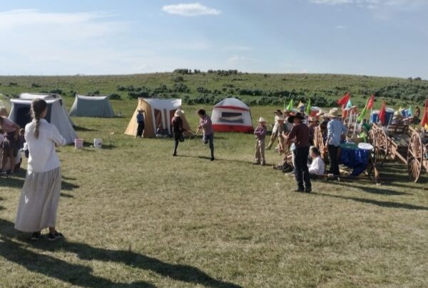 A girl and a boy dressed as pioneers throw lassos at each other.