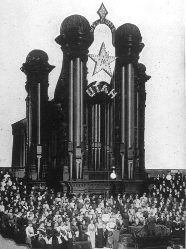 "Welcome Utah" reads a celebration banner on the tabernacle's organ pipes.