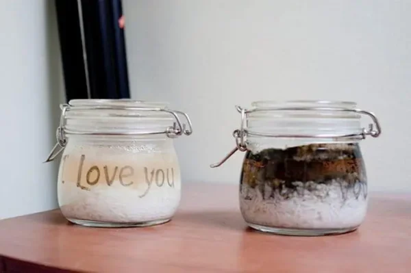 Two jars of rice with the words "I love you" and "I hate you" on them.