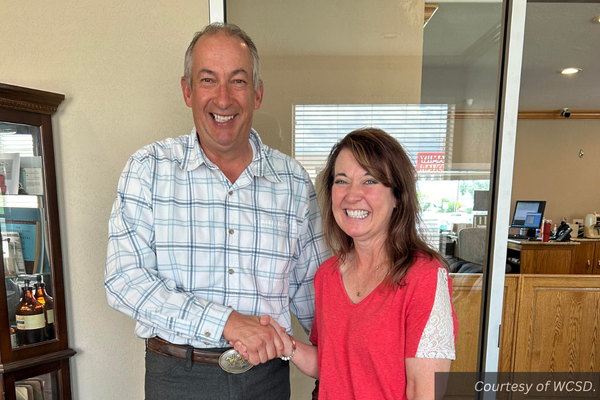 Don Coombs and Nikki Stringham shaking hands. Courtesy of Wayne County School District.